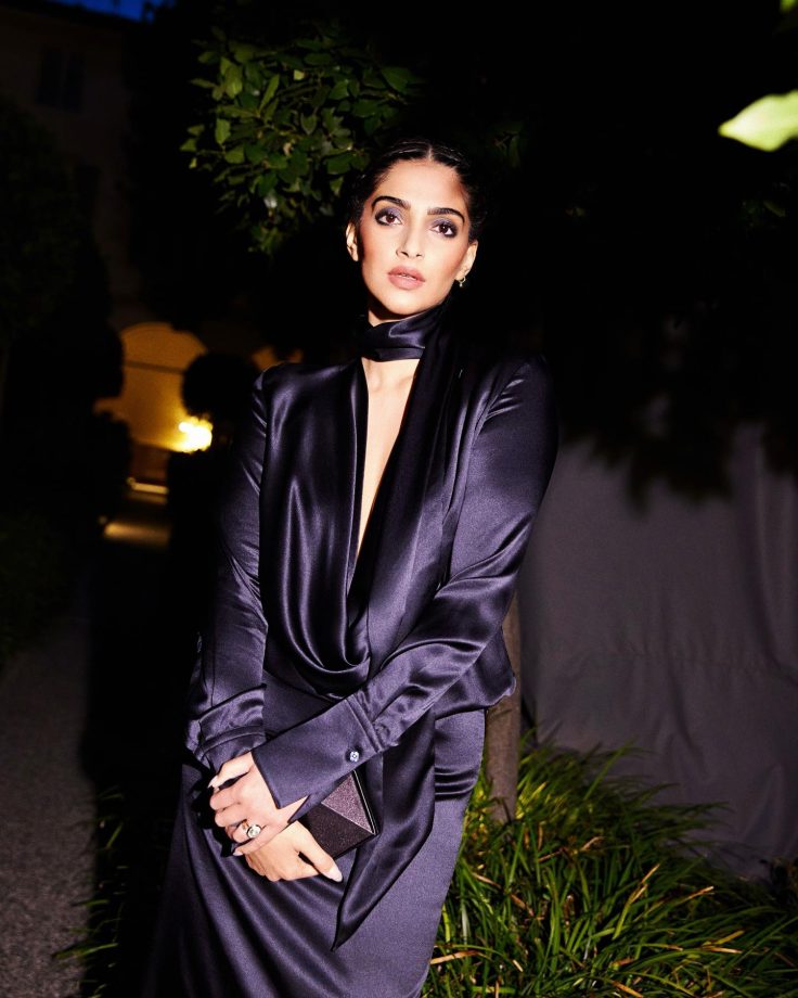 [Photos] Sonam Kapoor asserts glam in deep plunge midnight blue gown dress 854601