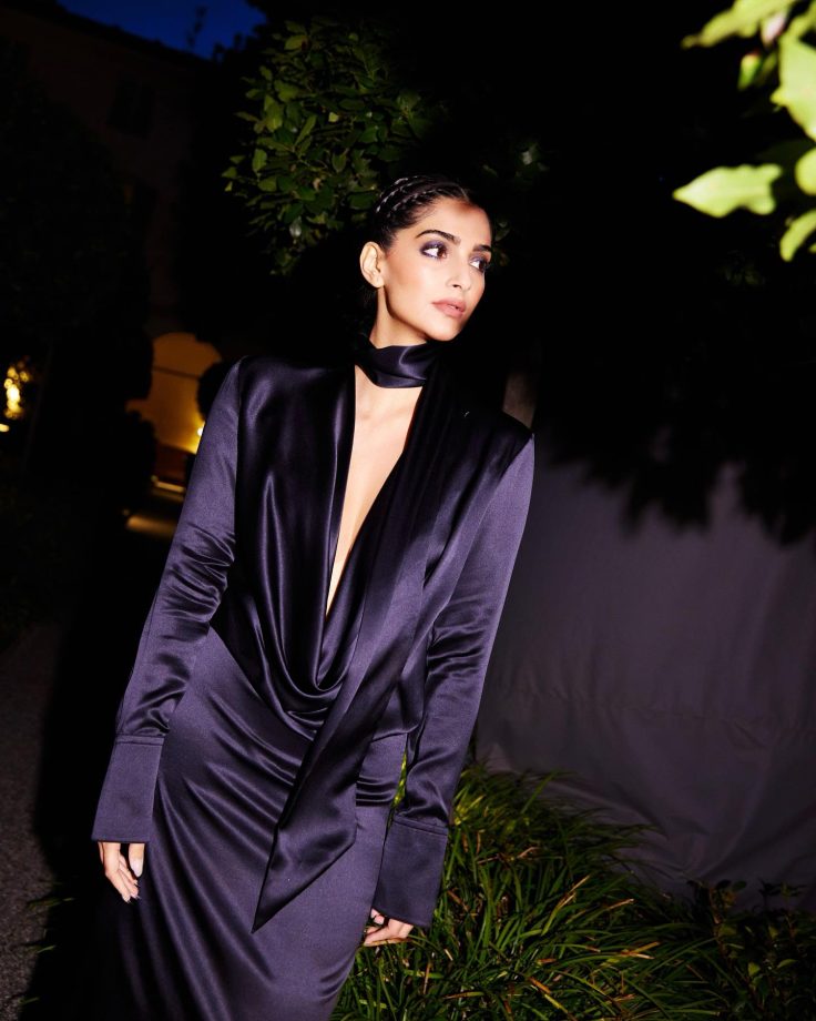 [Photos] Sonam Kapoor asserts glam in deep plunge midnight blue gown dress 854602