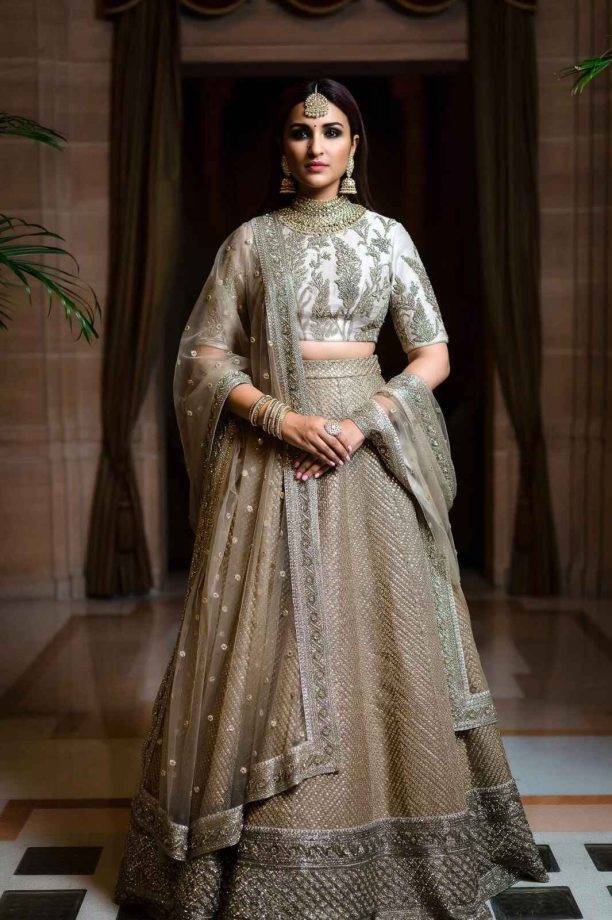 Poses in Poise! Curl your bridal lehengas like these Bollywood divas: Priyanka Chopra, Sonakshi Sinha and Parineeti Chopra 853682