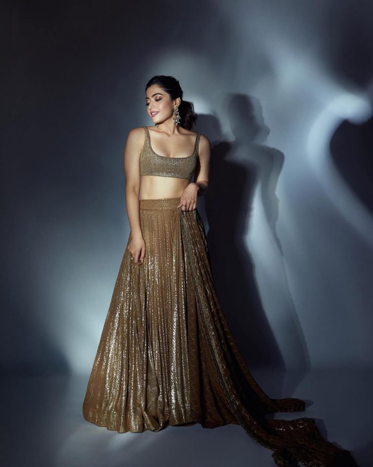 Rashmika Mandanna keeps ‘swag’ lehenga poses on edge with deep neck blouse 850013