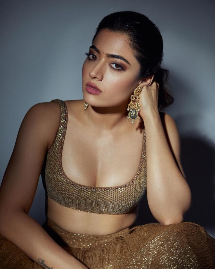 Rashmika Mandanna keeps ‘swag’ lehenga poses on edge with deep neck blouse 850015