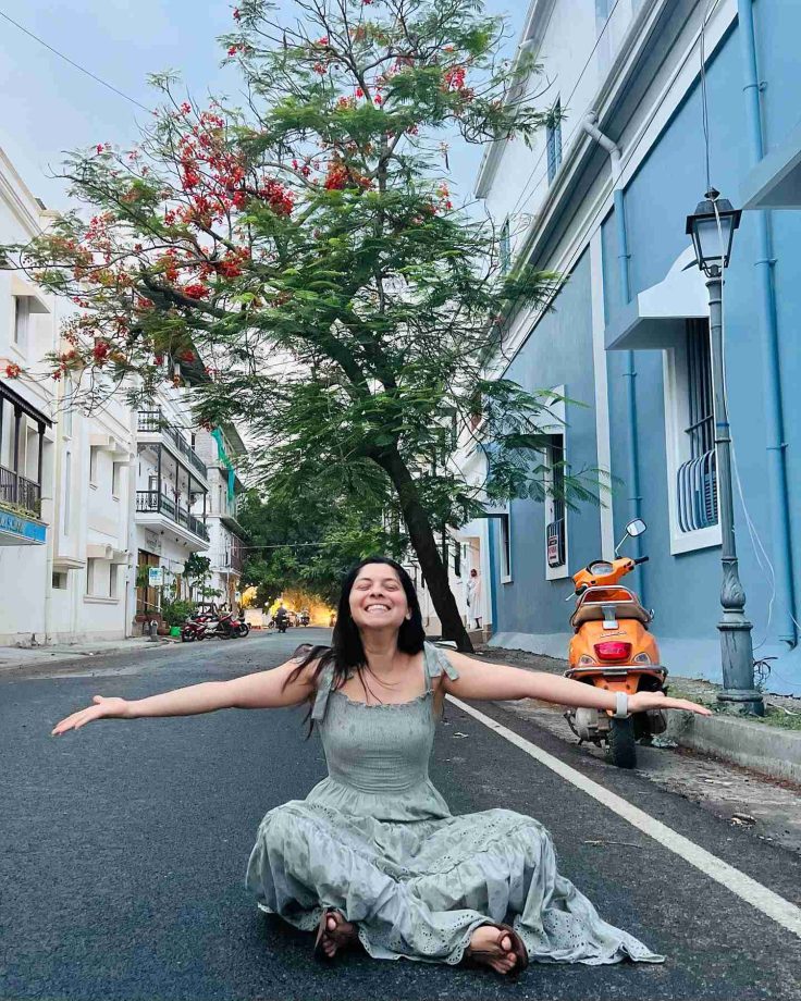 Sonalee Kulkarni looks like Monsoon dream in floral beige maxi dress 850310