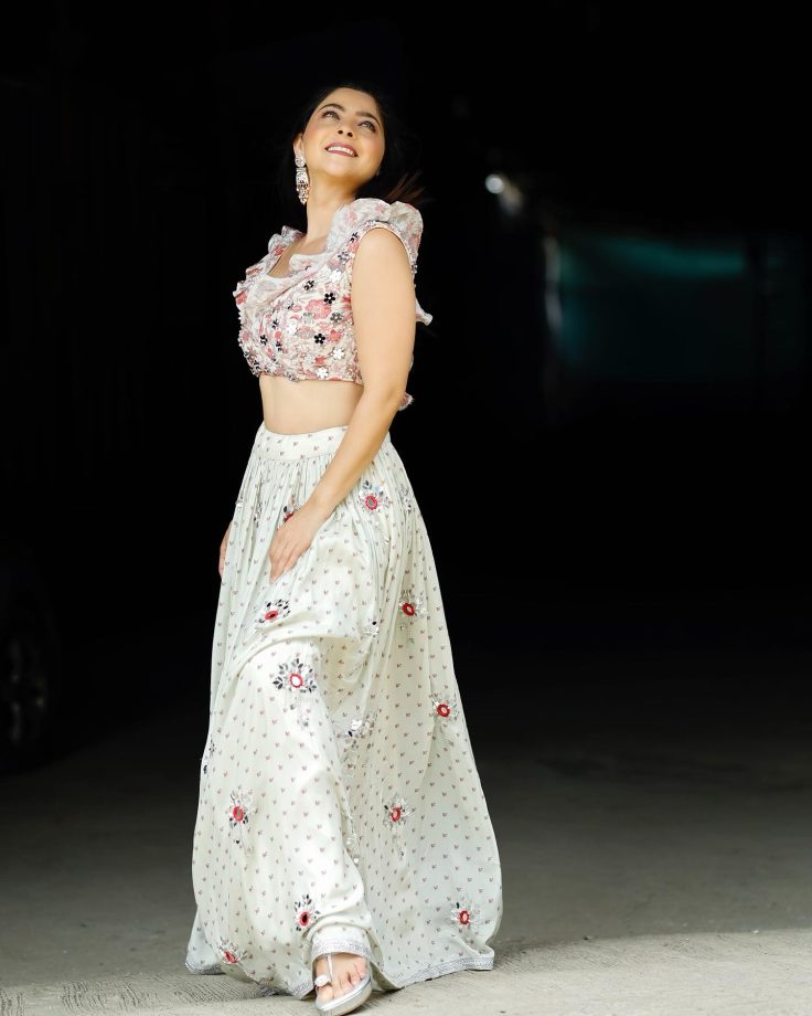 Sonalee Kulkarni Turns 'Masakali' In White Bodice And Skirt 848500