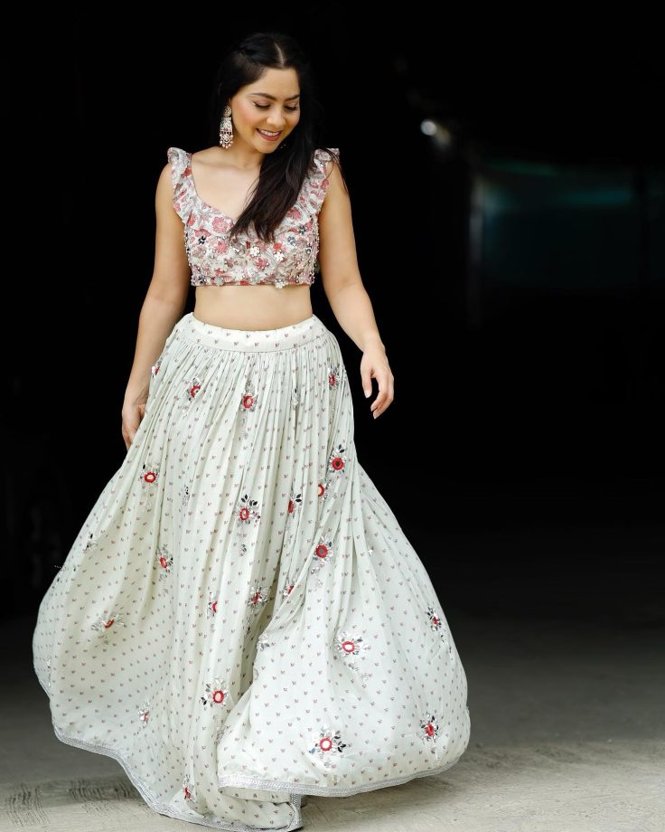 Sonalee Kulkarni Turns 'Masakali' In White Bodice And Skirt 848502