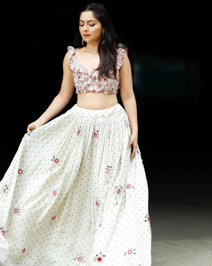 Sonalee Kulkarni Turns 'Masakali' In White Bodice And Skirt 848504