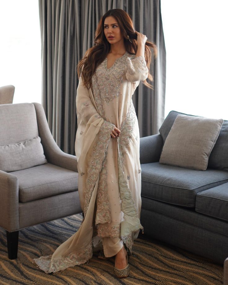 Sonam Bajwa Spells Magic In Pastel Salwar Suit With Dupatta 848608