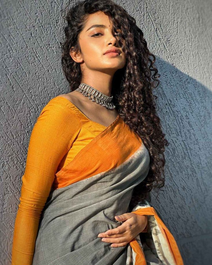 Stir glam in simple blouse designs like Anupama Parameswaran, Kajal Aggarwal and Sai Pallavi 855499