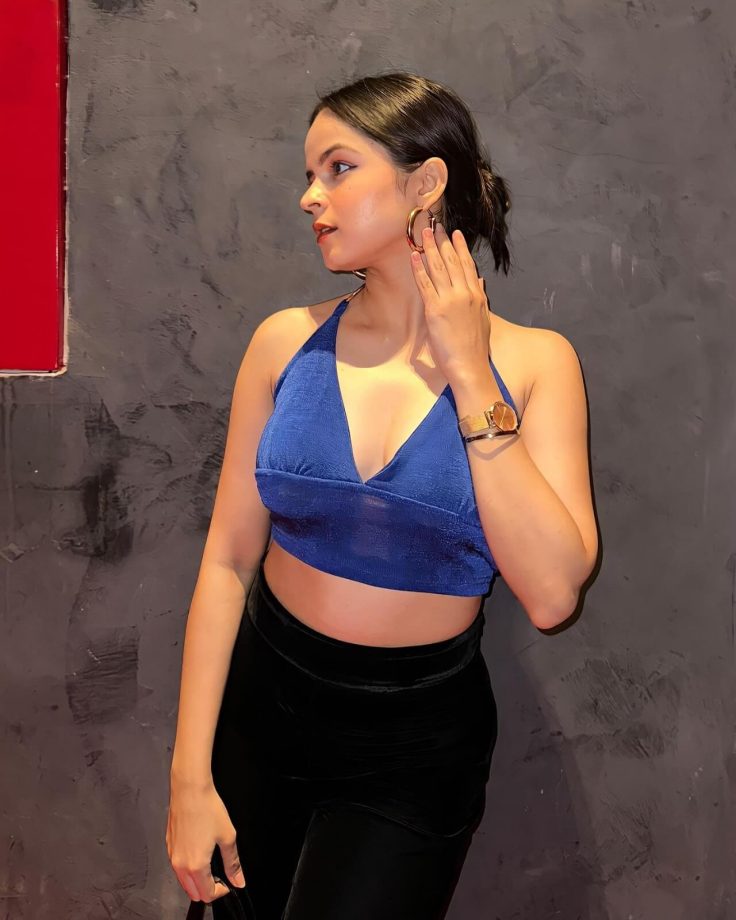 Stunning! Palak Sindhwani blooms in blue deep neck bralette and velvet black trouser 849241