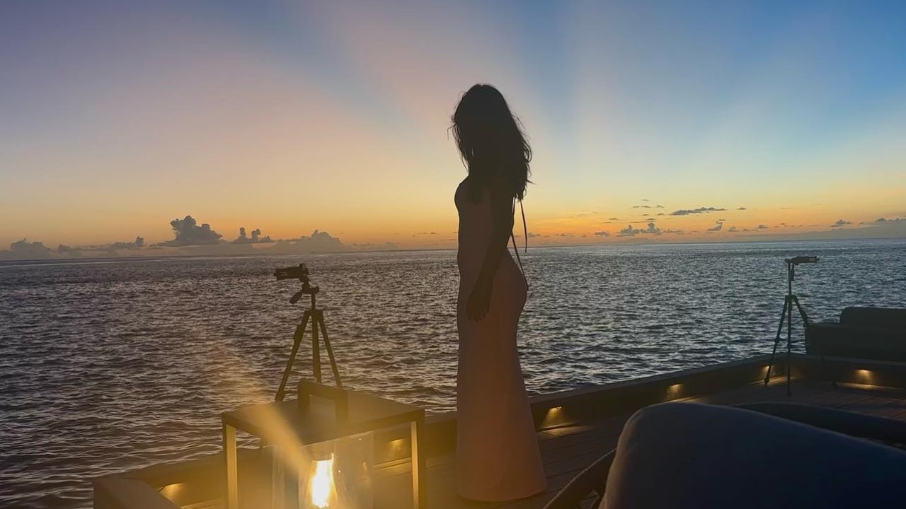 Suhana Khan Flaunts Picturesque Figure In Silhouette Shadow By Seashore 852795