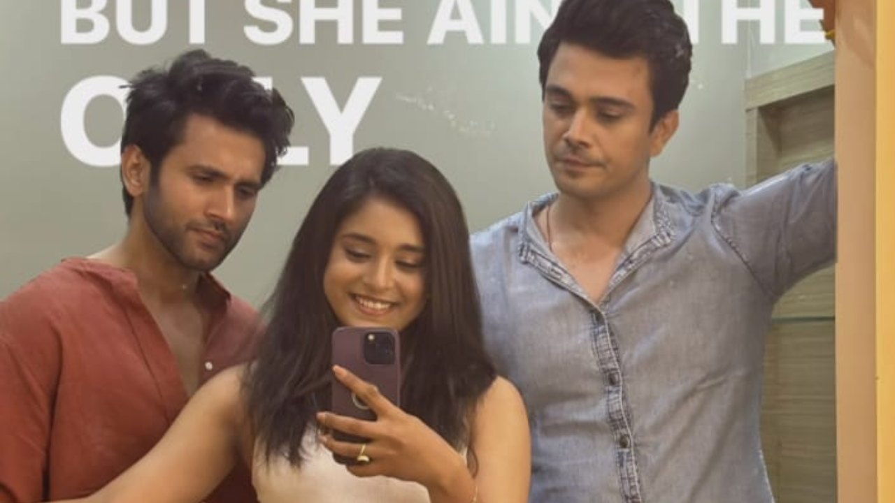 Sumbul Touqeer Poses With Co-Actors Of Her Sony TV Show Kavya Ek Jazba Ek Junoon, Mishkat Varma and Anuj Sullere 853131