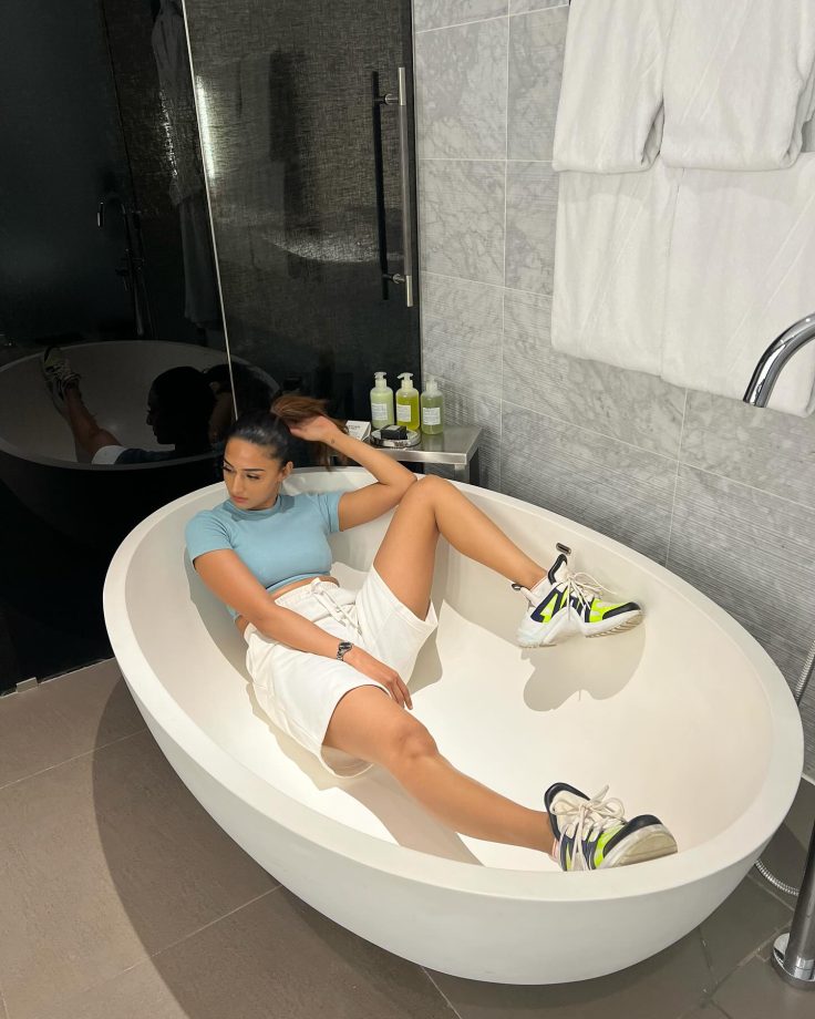 Take the bathtub fashion cue from Erica Fernandes 849378