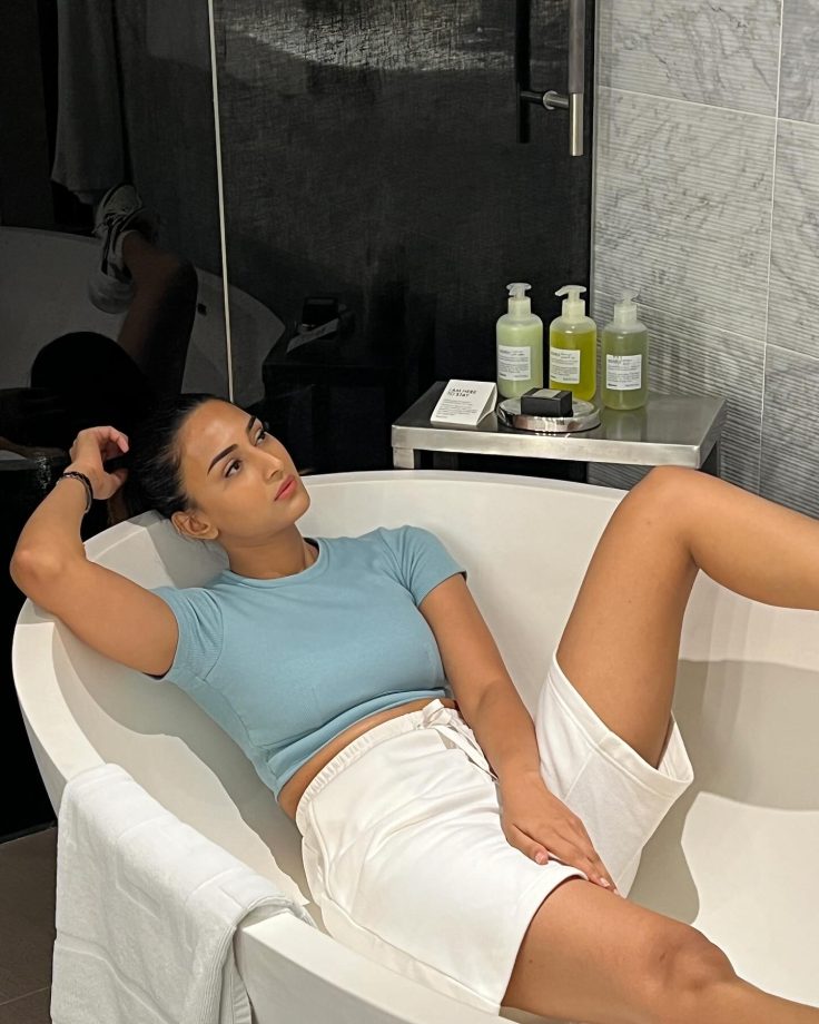 Take the bathtub fashion cue from Erica Fernandes 849377