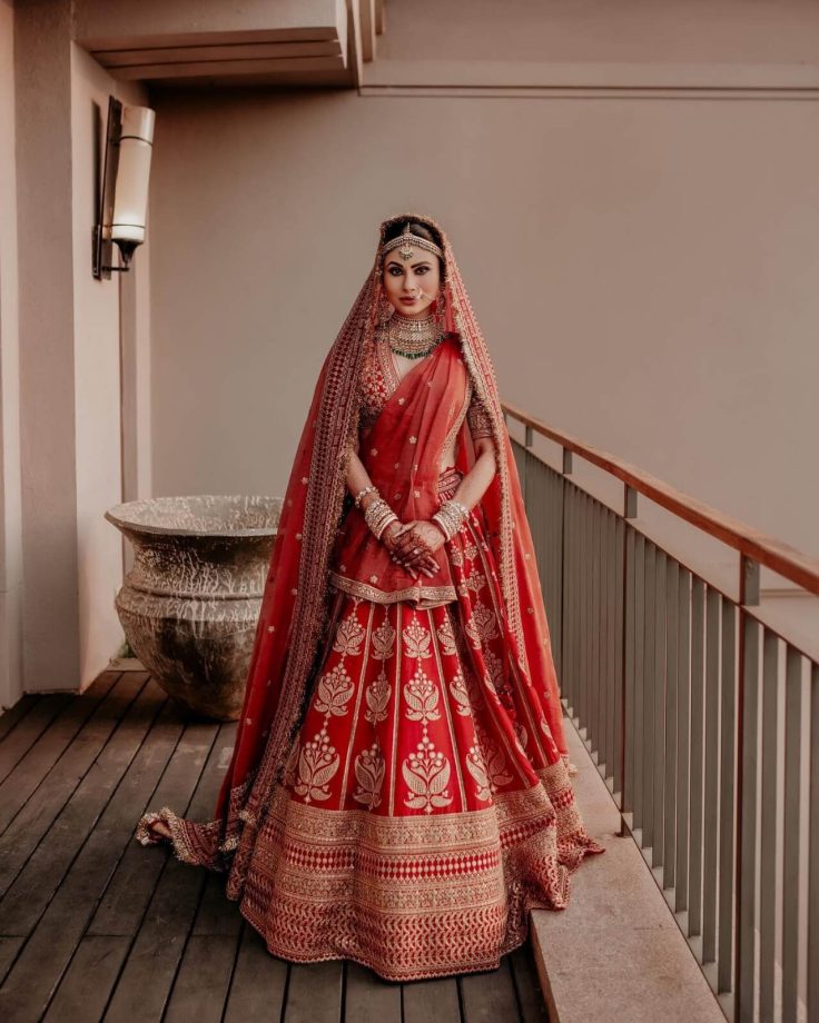 Take the modern 'bridal poses' in lehenga code from Divyanka Tripathi, Shehnaaz Gill and Mouni Roy 853187