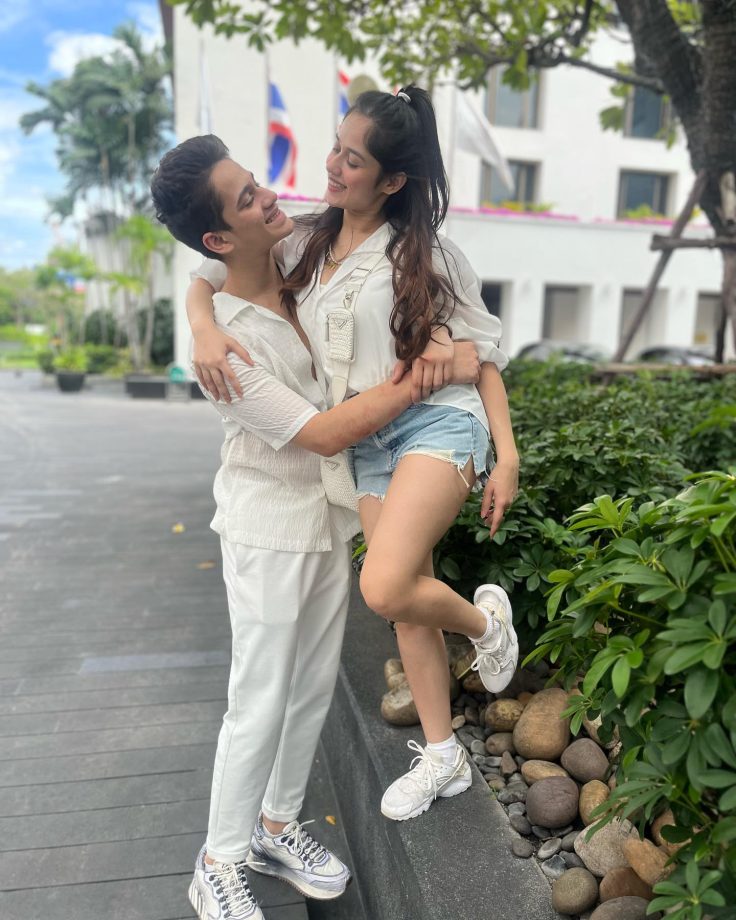 Twinning and winning in white: Ayaan Zubair and Jannat Zubair’s incredible sibling bond 850490