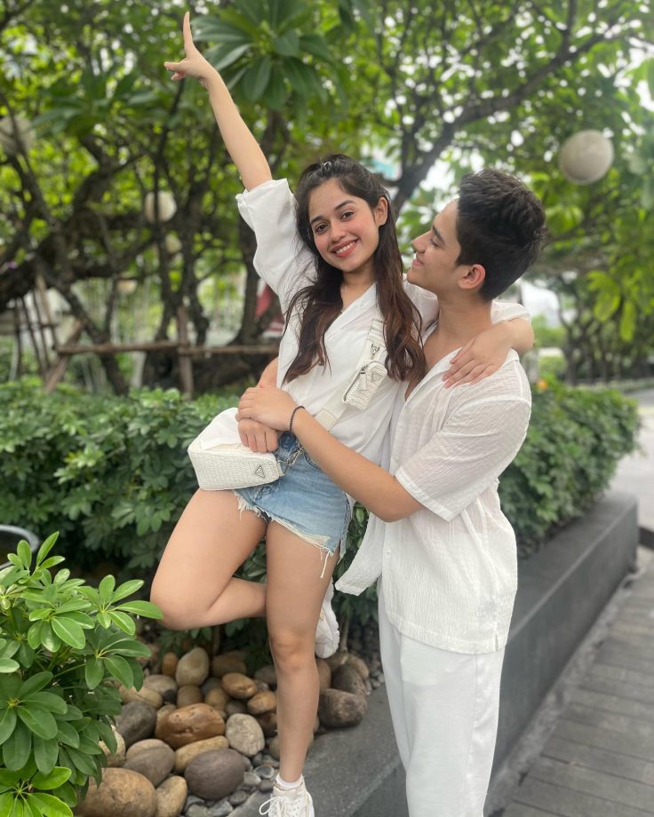 Twinning and winning in white: Ayaan Zubair and Jannat Zubair’s incredible sibling bond 850491