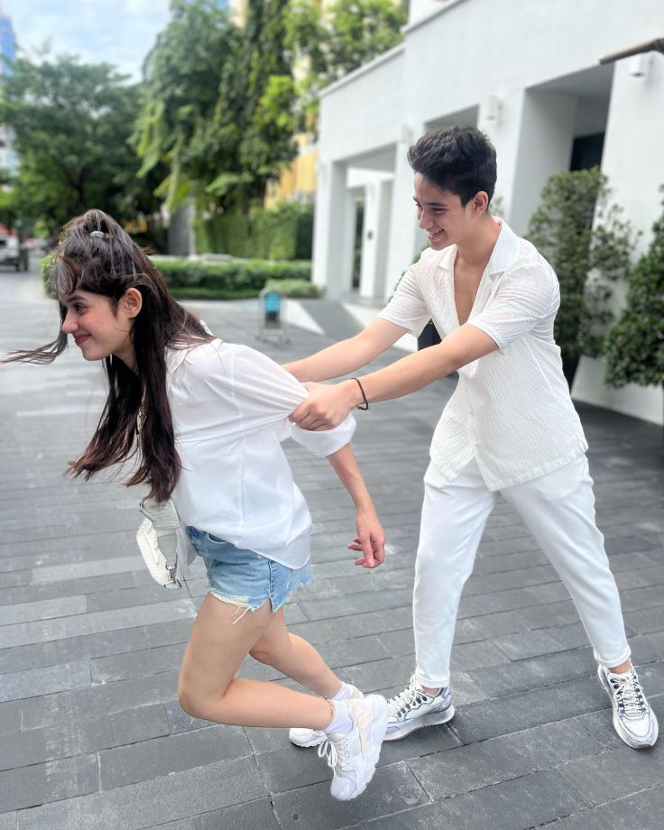 Twinning and winning in white: Ayaan Zubair and Jannat Zubair’s incredible sibling bond 850492