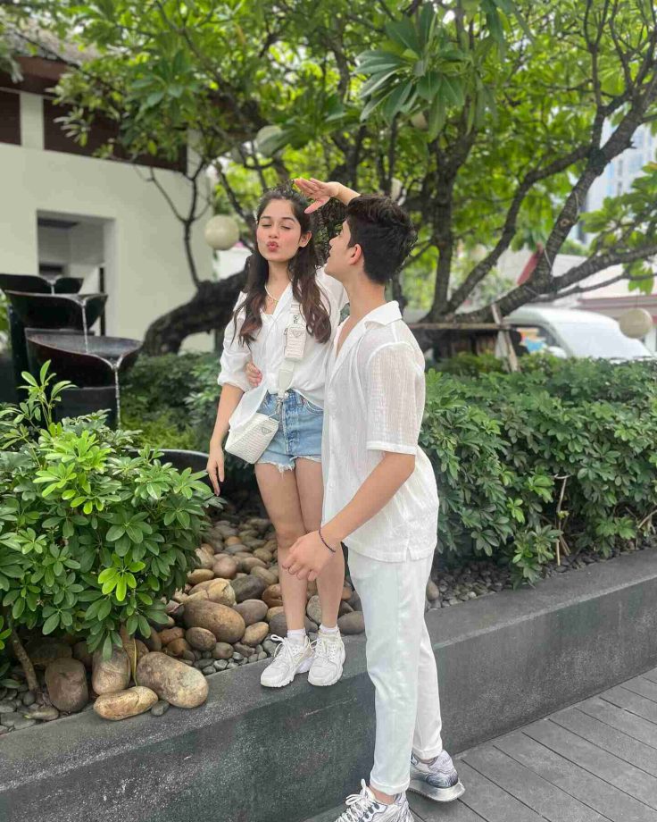 Twinning and winning in white: Ayaan Zubair and Jannat Zubair’s incredible sibling bond 850500