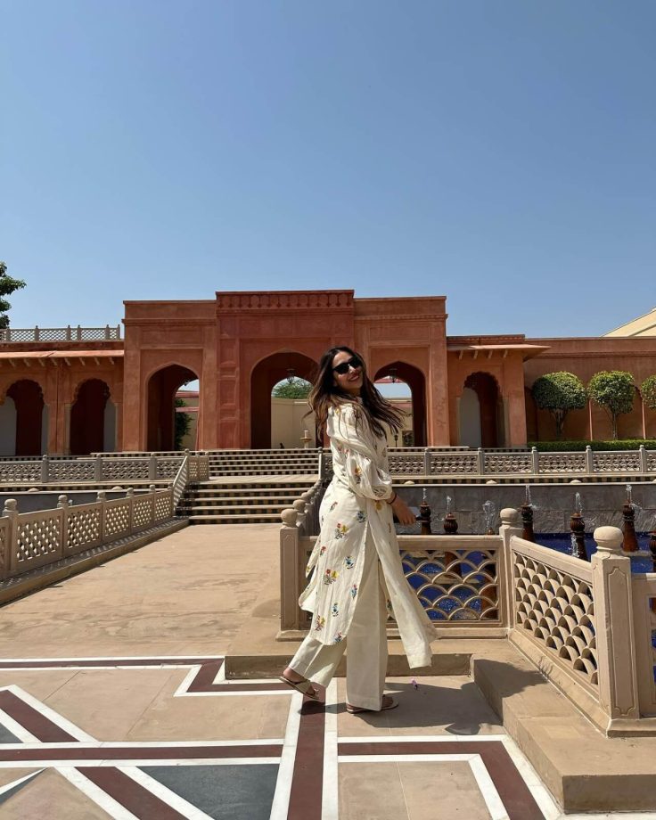 Viral Photos! Malaika Arora can’t get enough of the Taj Mahal, looks divine in white ethnic ensemble 848175