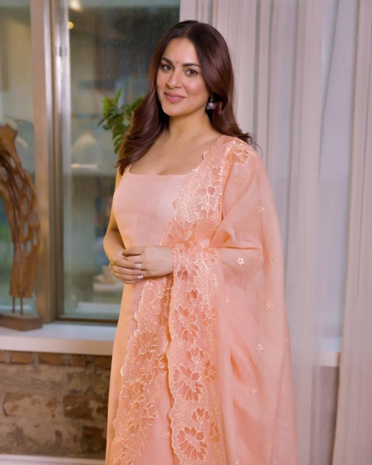 Viral Photos! Shraddha Arya is desi babe in peach pink salwar suit 850200