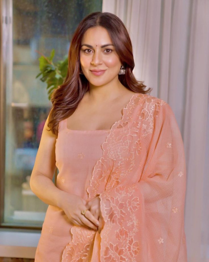 Viral Photos! Shraddha Arya is desi babe in peach pink salwar suit 850201