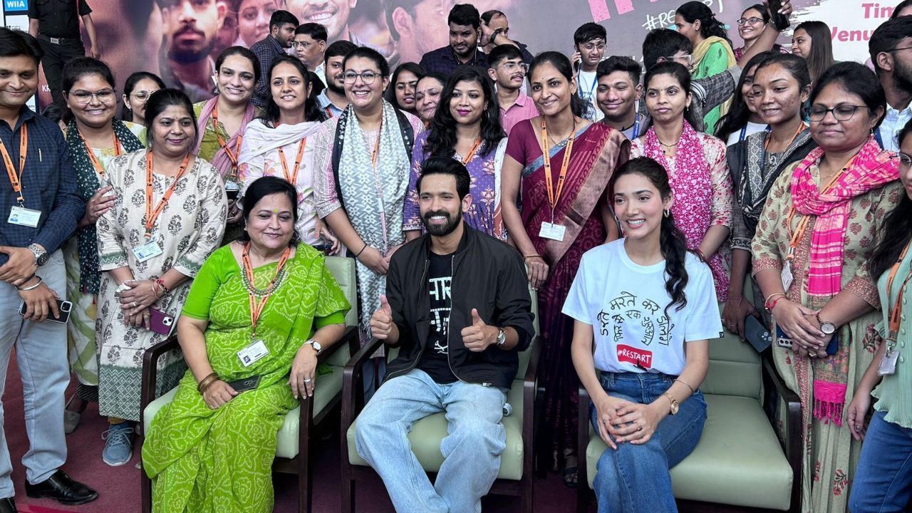 12th Fail Cast Vikrant Massey and Medha Shankar Celebrate Navratri in Ahmedabad, check out the pictures! 862794