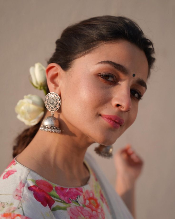 Alia Bhatt, Kiara Advani & Kareena Kapoor: Bollywood divas’ go-to boat neck designs for sarees 859497