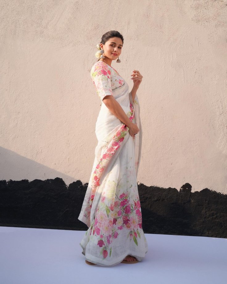 Alia Bhatt, Kiara Advani & Kareena Kapoor: Bollywood divas’ go-to boat neck designs for sarees 859493