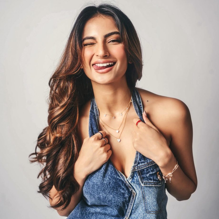 Avneet Kaur, Deepika Padukone To Ananya Panday: Be Darling In Denim Style; Tube Top-Jacket 860133