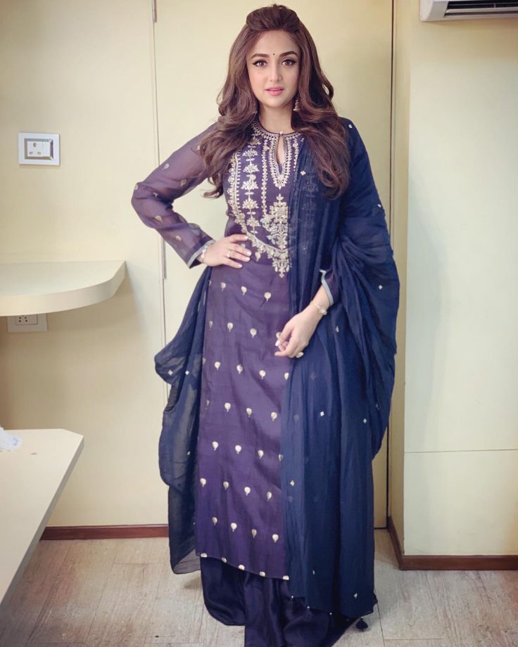 Chikankari Kurtis: Shreya Ghoshal, Dhvani Bhanushali & Monal Thakur’s festive favourites 859006