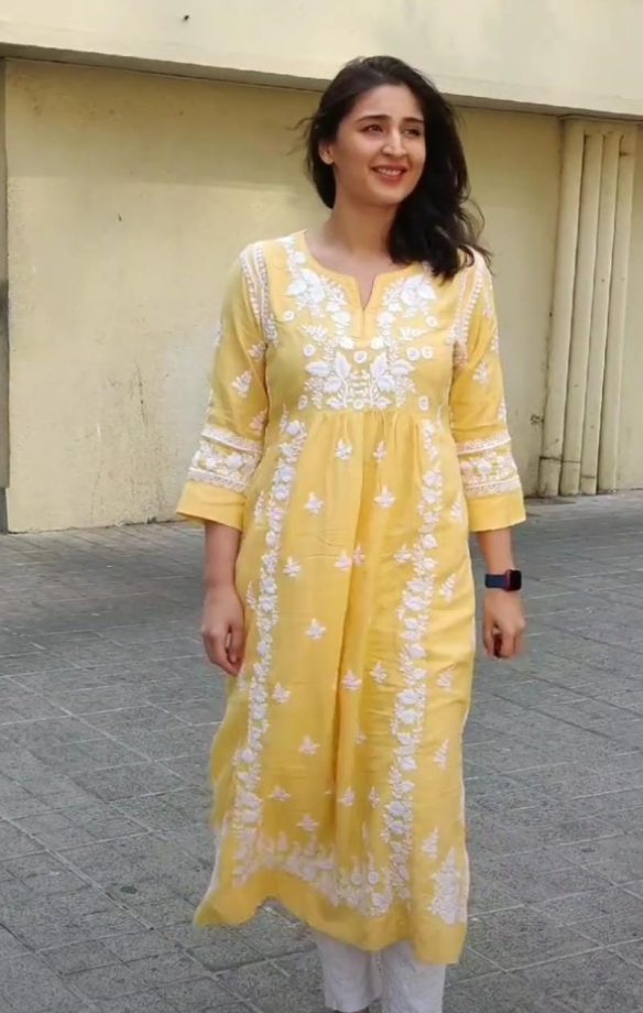 Chikankari Kurtis: Shreya Ghoshal, Dhvani Bhanushali & Monal Thakur’s festive favourites 859007