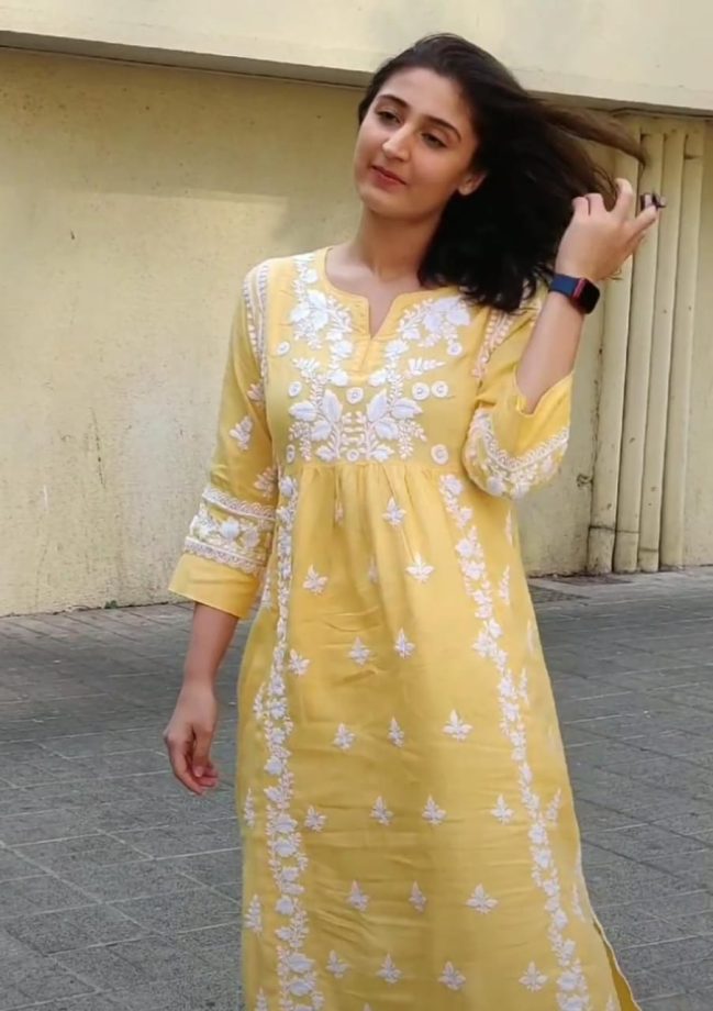 Chikankari Kurtis: Shreya Ghoshal, Dhvani Bhanushali & Monal Thakur’s festive favourites 859008