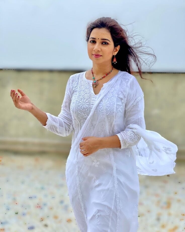 Chikankari Kurtis: Shreya Ghoshal, Dhvani Bhanushali & Monal Thakur’s festive favourites 859004