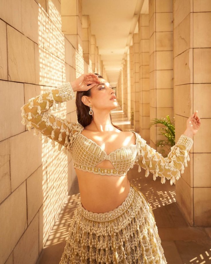 Draped in gold: Tamannaah Bhatia glows in regal lehenga choli [Photos] 861505