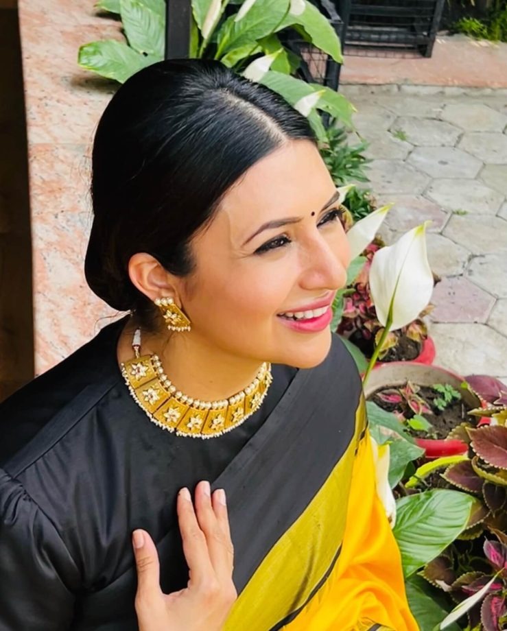 Goodbye Heavy Jewellery! Explore Divyanka, Mouni, and Rubina's lightweight gold necklaces 861277