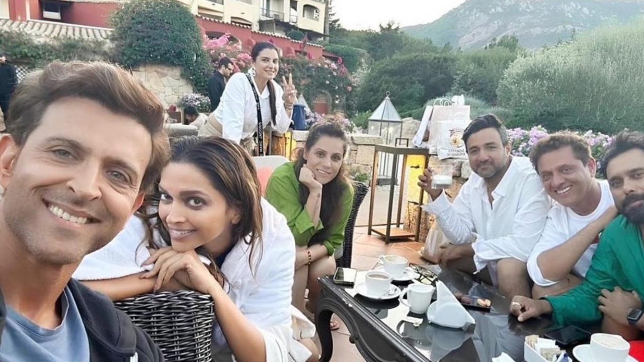 Hrithik Roshan And Deepika Padukone's Coffee Break Pose From The Sets Of Fighter; Check Here 858087