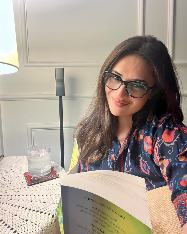 Inside Divyanka Tripathi's Bibliophile Weekend Vibes 865387