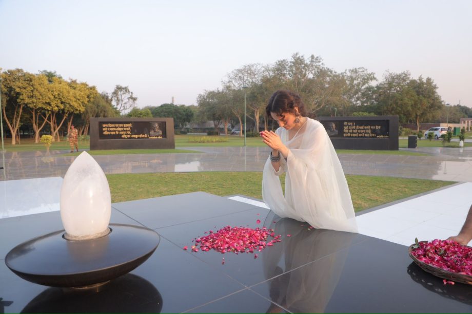 Kangana Ranaut aka Tejas Gill Honors the Man Behind the Iconic Tejas Fighter Jet Name, Atal Bihari Vajpayee at his Memorial 863972