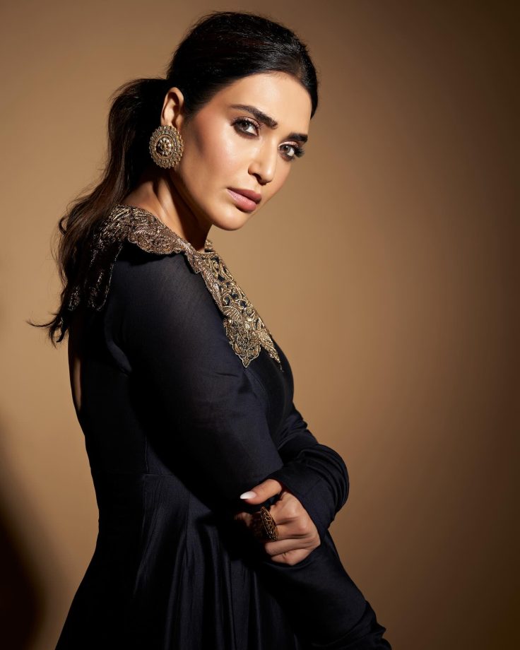 Karishma Tanna’s show-stopping Rs. 110,000 black Anarkali grabs spotlight at MAMI 865036