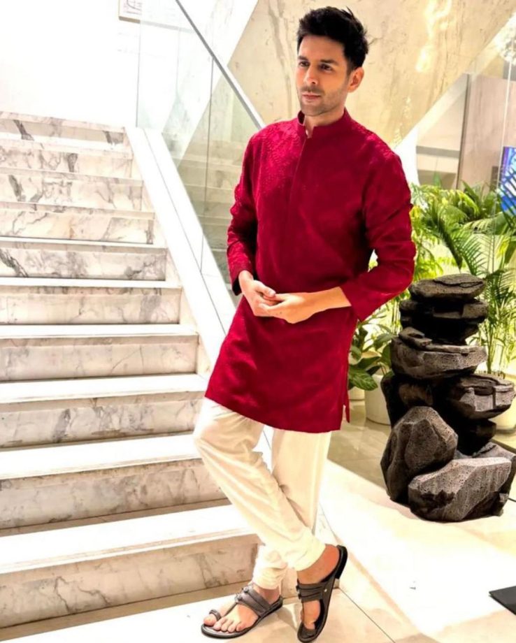 Kartik Aaryan gets festive ready in Manish Malhotra’s maroon-red kurta 864132