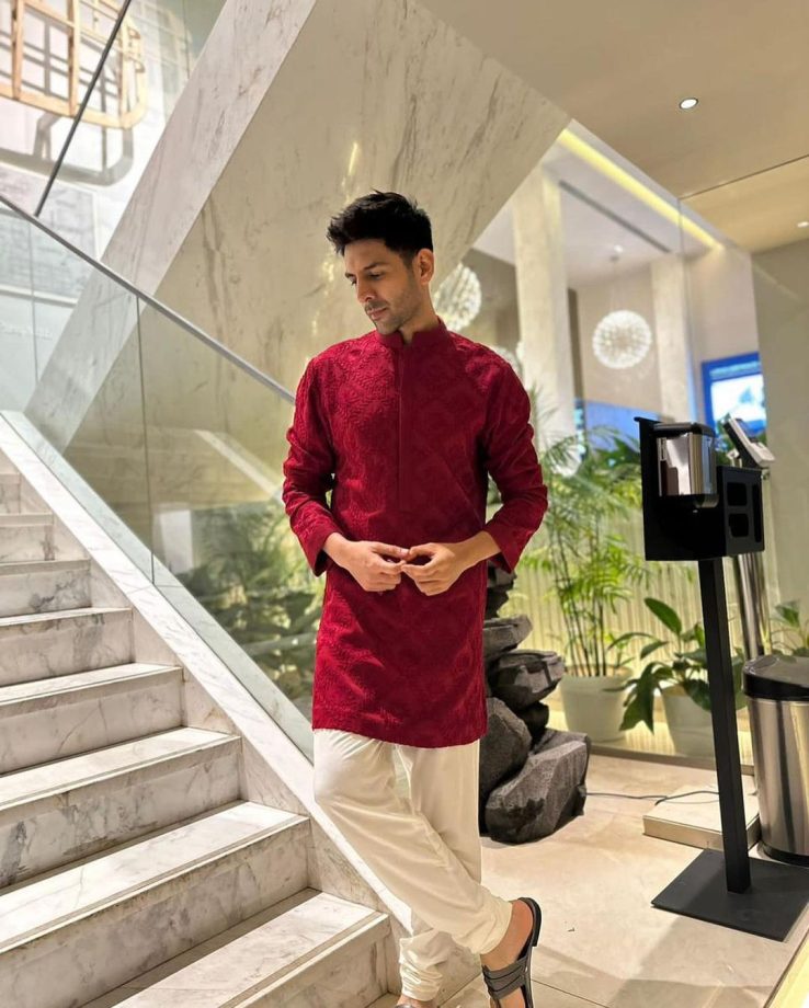 Kartik Aaryan gets festive ready in Manish Malhotra’s maroon-red kurta 864133