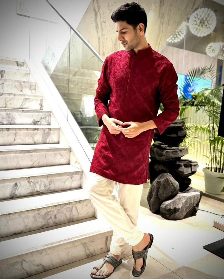 Kartik Aaryan gets festive ready in Manish Malhotra’s maroon-red kurta 864134