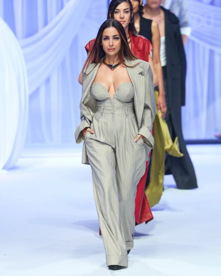 LFW 2023: Parineeti Chopra, Janhvi Kapoor to Malaika Arora B-town divas bedazzle the runway 861542