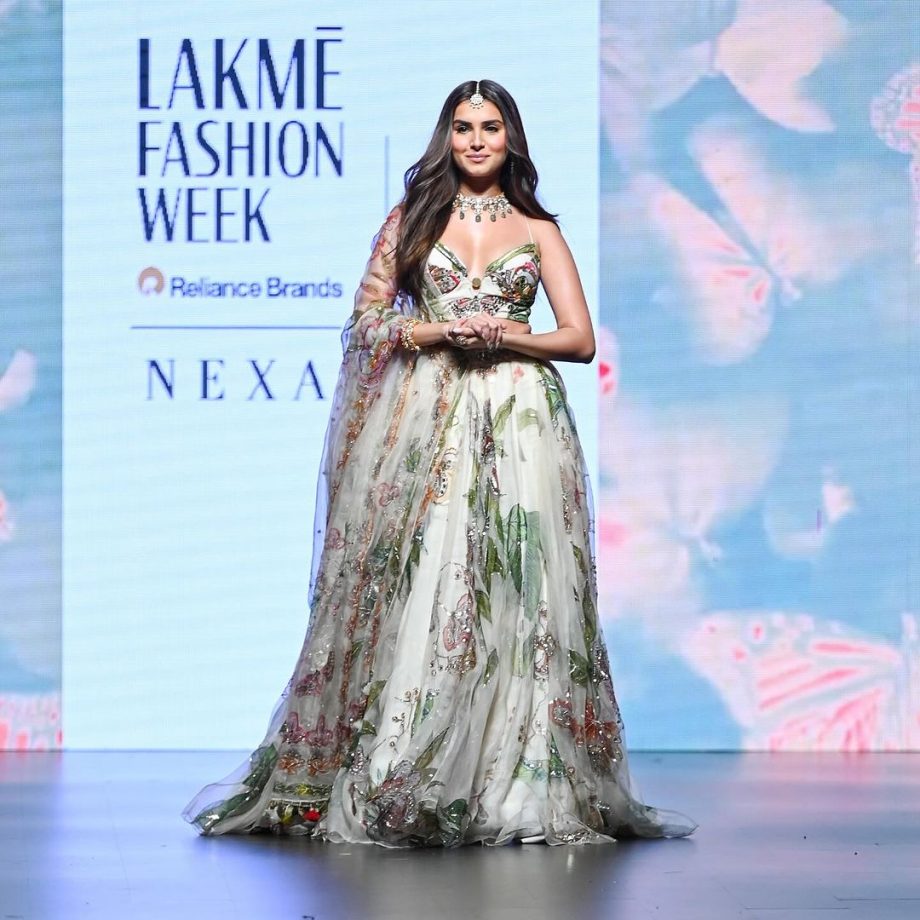 LFW 2023: Parineeti Chopra, Janhvi Kapoor to Malaika Arora B-town divas bedazzle the runway 861546