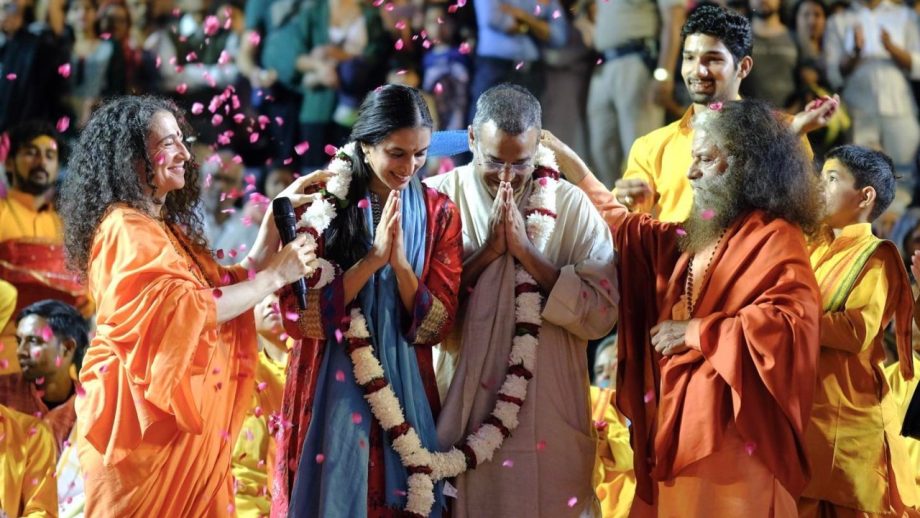 Madhu Mantena and his wife Ira Trivedi seek blessing from Swami Chidanand Saraswati and Sadhvi Bhagawati Saraswati at Parmarth Niketan Ashram, Rishikesh 863398