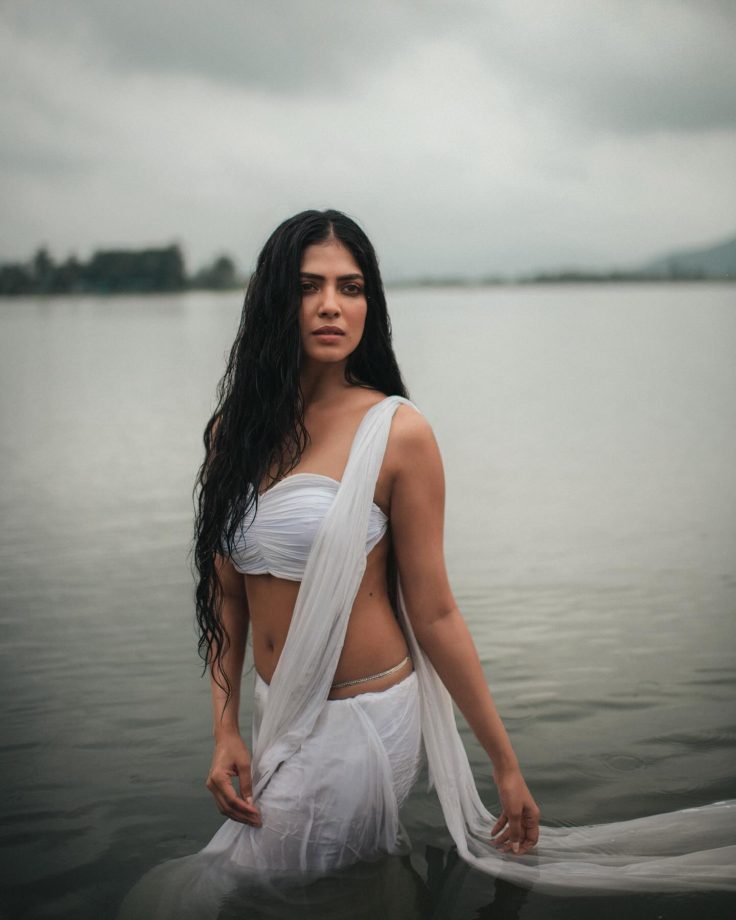 Malavika Mohanan Goes Fearless Posing Inside Lake, See Now 864199