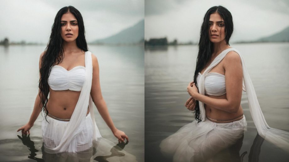 Malavika Mohanan Goes Fearless Posing Inside Lake, See Now 864202