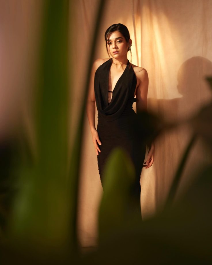 Mithila Palkar & Shriya Saran picture ‘magic woman’ in black backless dresses [Photos] 858722