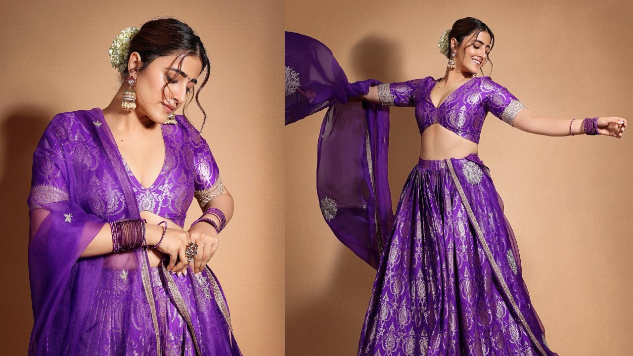 Nupur Sanon turns heads in Rs. 68,000 purple brocade jaal Banarasi lehenga set 865339