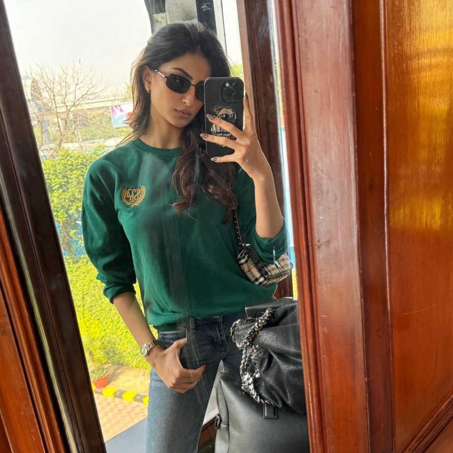 Palak Tiwari cuts casual case in green cardigan and skinny denim jeans 857703