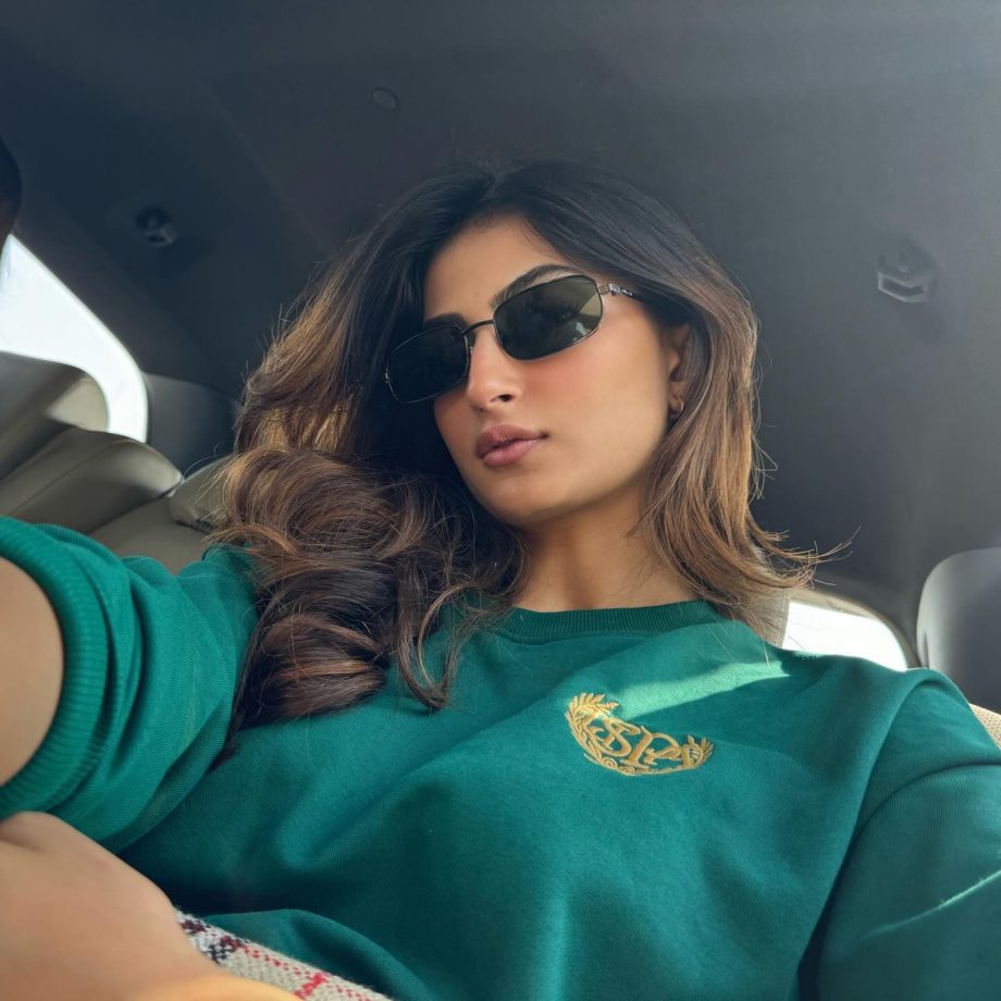 Palak Tiwari cuts casual case in green cardigan and skinny denim jeans 857702